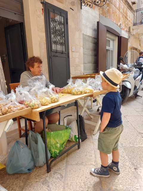 reizen-met-kleine-kinderen-Puglia-orrecchiette-Bari