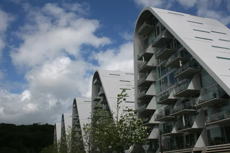Bølgen, nowoczesny budynek mieszkalny o falistej architekturze w Vejle, Dania.