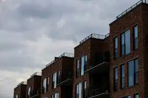 Nowoczesne ceglane apartamenty z dużymi oknami i balkonami, miasto w Danii.