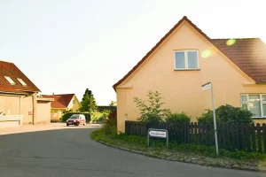Ulica w duńskim miasteczku z kilkoma żółtymi domami.