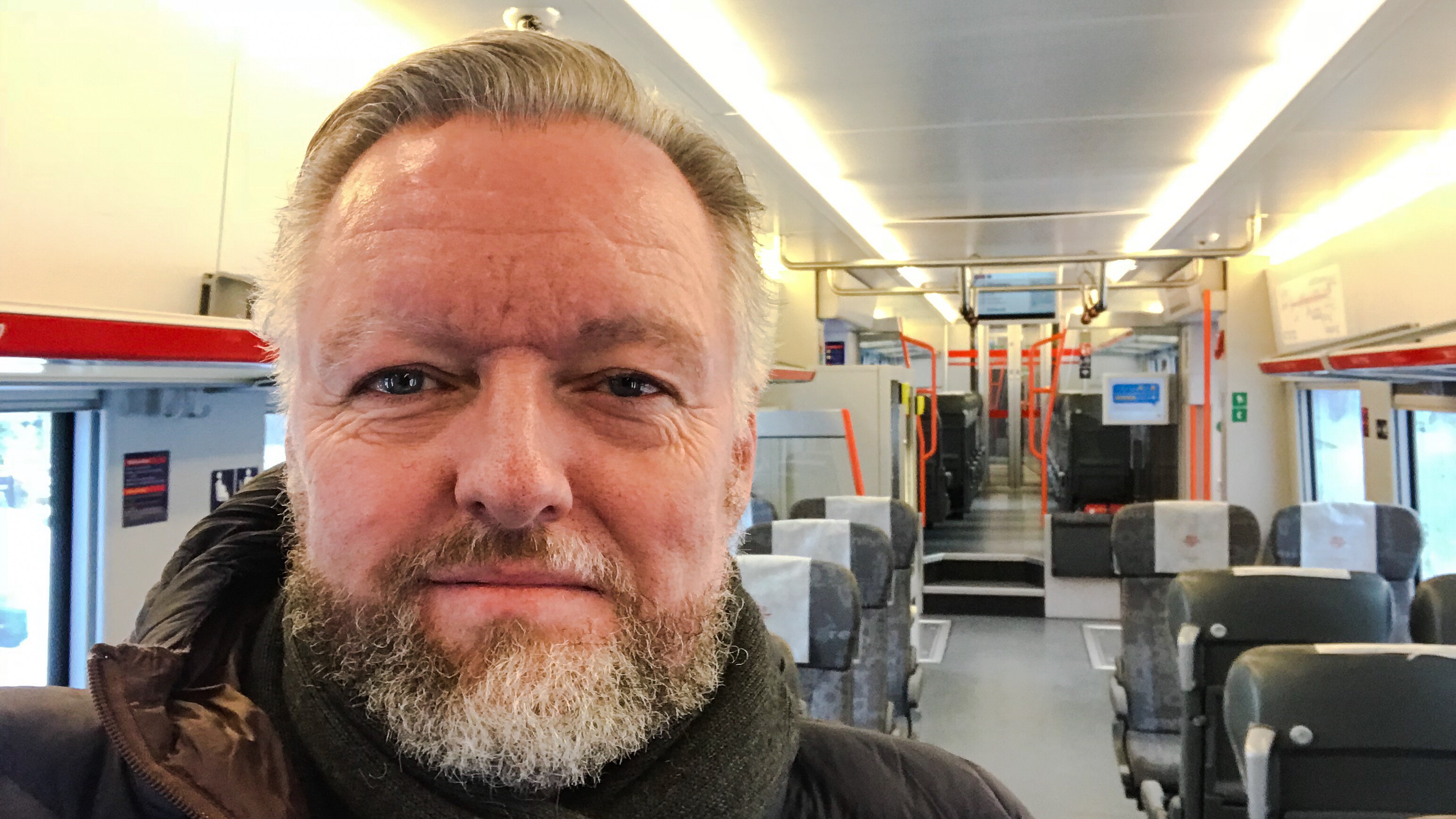 FRISK. Kroppen spiller meg noen puss, men legen sier jeg er frisk. Og, ja, enda et bilde på toget, etter sykehus og frisør. Foto: Selfie.