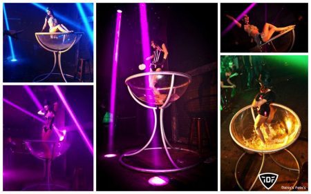 Betover uw gasten met de sensuele Champagne Glas Burlesque Act! Dans, glamour, en champagne voor een onvergetelijke burlesque avond. 🍾