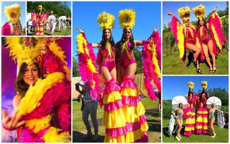 Copacabana Steltenlopers: Braziliaanse feestvreugde in roze en geel! Dansend op stelten of rollerskates. Boek nu voor een levendig en kleurrijk event!