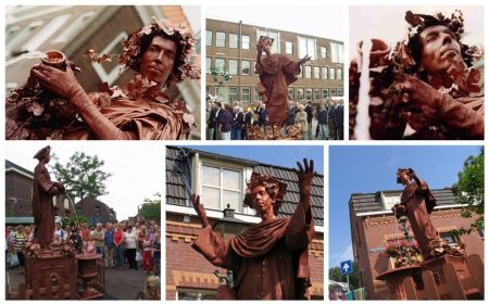 Waterdrager Levend Standbeeld: Symboliseert vernieuwing en het Aquarius tijdperk. Binnen met stromend water, buiten spuitende vingers.