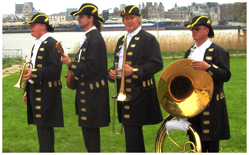 Boek het Ceremonieel Dixieland Looporkest voor een onvergetelijk evenement. Breed repertoire, flexibele bezetting. Swingend of ontspannen, het perfecte geluid voor uw feest!