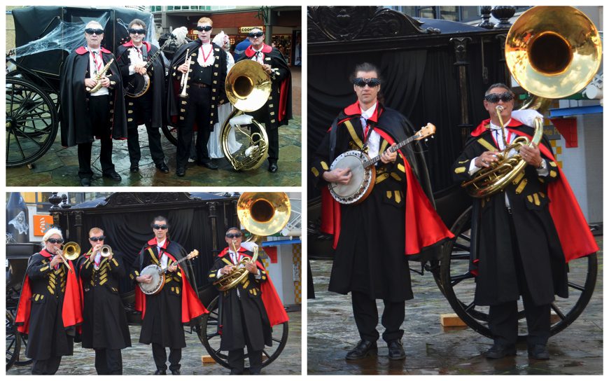 Boek het Halloween Dixieland Looporkest voor een onvergetelijk evenement. Breed repertoire, flexibele bezetting. Swingend of ontspannen, het perfecte geluid voor uw feest!