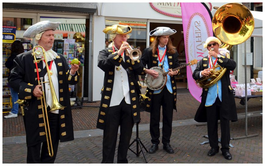 Boek het Markiezen Dixieland Looporkest voor een onvergetelijk evenement. Breed repertoire, flexibele bezetting. Swingend of ontspannen, het perfecte geluid voor uw feest!