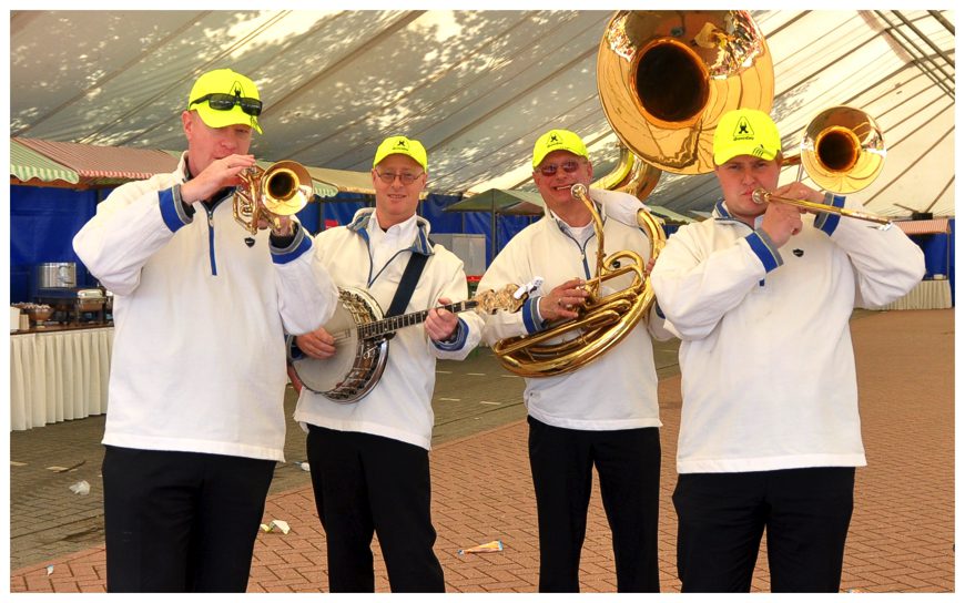 Boek het Sporters Dixieland Looporkest voor een onvergetelijk evenement. Breed repertoire, flexibele bezetting. Swingend of ontspannen, het perfecte geluid voor uw feest!