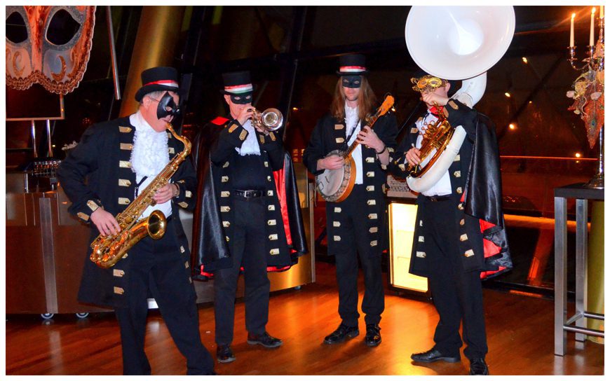 Boek het Venetiaans Italiaans Dixieland Looporkest voor een onvergetelijk evenement. Breed repertoire, flexibele bezetting. Swingend of ontspannen, het perfecte geluid voor uw feest!