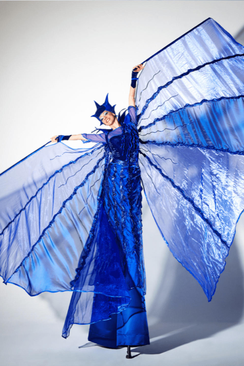act vrouw in blauwe jurk met blauwe vleugels