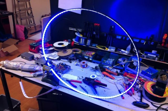 Magie wordt gecreëerd op de LED-ringen van de Circle Mania LED-steltenact. Een echt unieke performance met 11 programmeerbare LED-ringen, vervaardigd in het PRIMA Atelier.