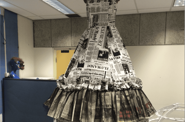Een uniek project in het PRIMA Atelier: een kostuum gemaakt van kranten van een bekend krantenbedrijf uit België. Een precisie- en breekbaar project, maar heel leuk om aan te werken
