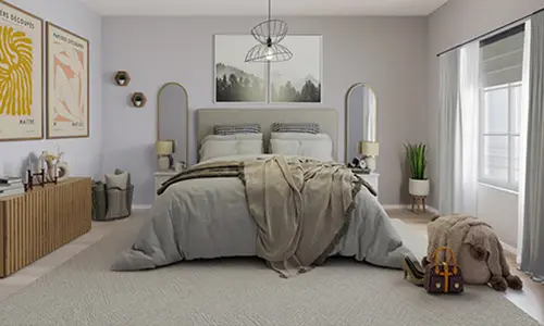 Ett sovrum med en säng, en byrå och en lampa fotograferad av en fastighetsfotograf.
