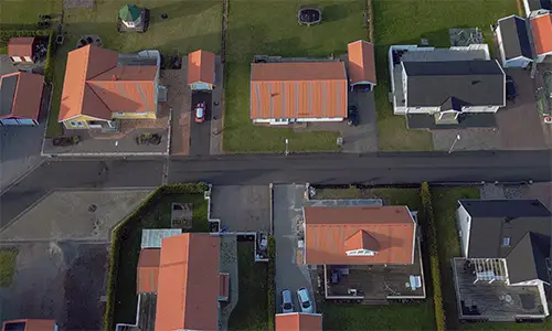 En fotograf fångar en flygbild av hus i Kalmar.