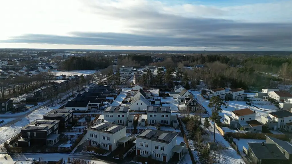 En flygbild över Kalmar stad på vintern, fångad av en duktig fastighetsfotograf.
