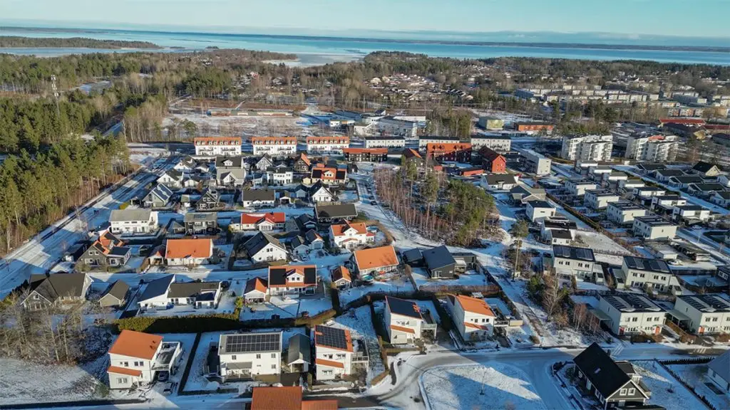 En flygvy över Kalmar stad på vintern.