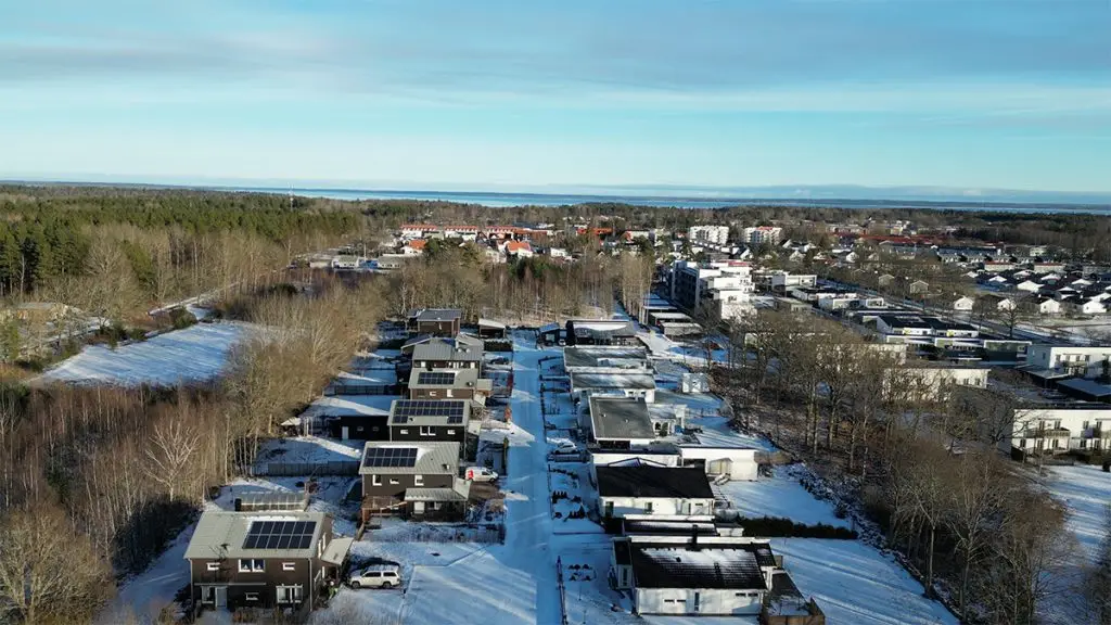 En flygvy över ett bostadsområde med snö på marken i Kalmar.
