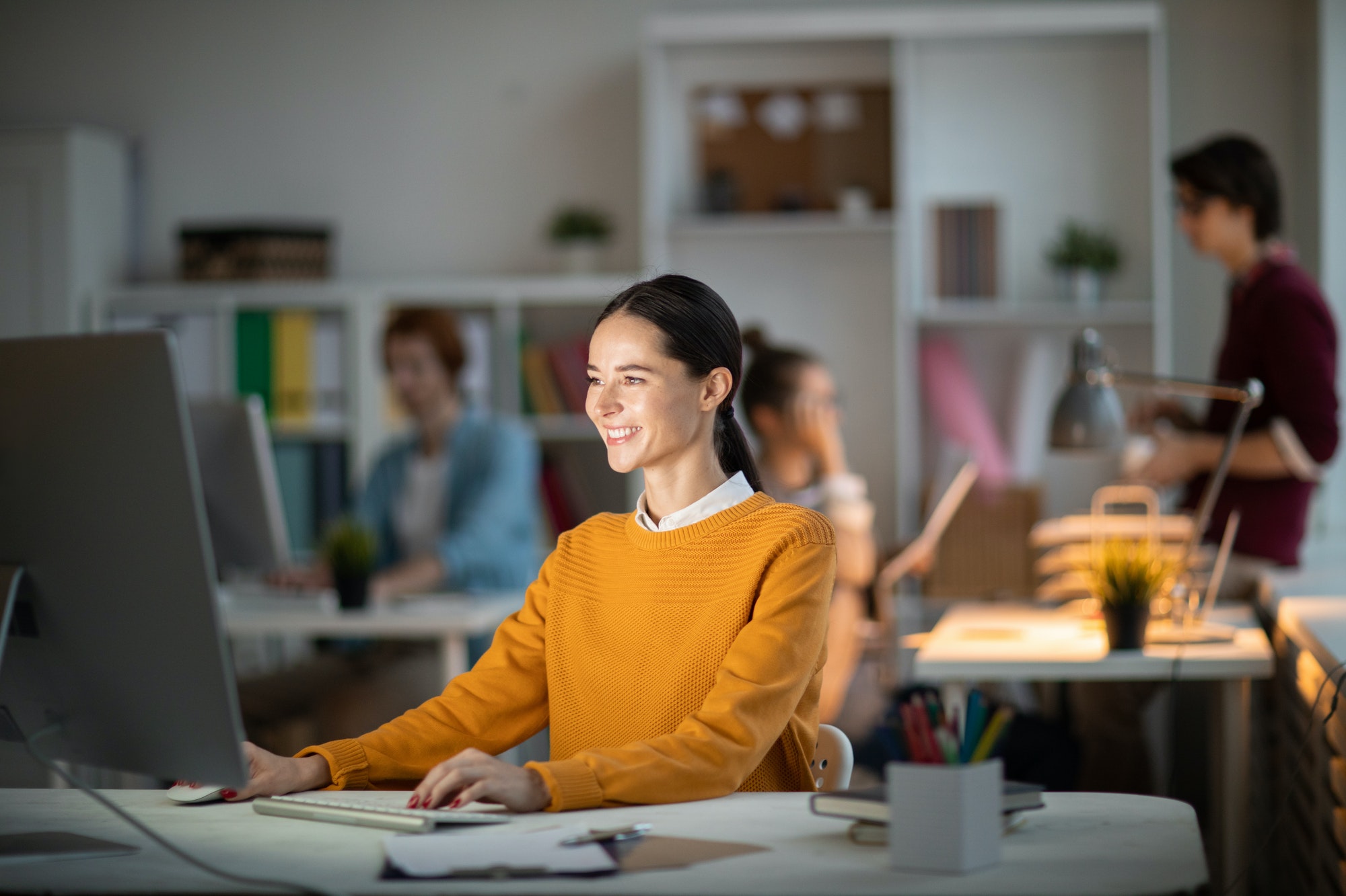 Hvad skal du virkelig betale for SEO, og hvad får du? Omkostningerne ved SEO kan variere ganske meget afhængigt af den måde, SEO agentur vælger at arbejde, og hvad prismodel bruges. For SMV'er varierer omkostningerne ved SEO afhængigt af mængden af søgeord, der skal arbejdes med, samt prisen pr. nøgleord. For store virksomheder, er det i stedet et spørgsmål om rent timegebyrer, der er mere omkostningseffektive, fordi SEO specialist derefter går ind i en mere høring rolle. For at præcisere, vil vi sortere nogle af de mest almindelige spørgsmål i forbindelse med omkostningerne ved SEO. Prismodeller/betalingsmodeller Der er flere forskellige prismodeller for SEO. En af de mest almindelige er at betale en fast månedlig pris pr søgeord (normalt $ 10 - $ 50 per søgeord). Denne prismodel er velegnet til virksomheder, der skal ses på relativt få søgeord (hjemmesider på mellem 1 - 50 sider), der kræver et par heftig engangsindsatser. En anden almindelig prismodel i Sverige er kun at betale for placeringer, når søgeordene er i top 10. Ulempen ved denne prismodel er, at SEO virksomheder ofte vælger meget enkle søgesætninger for at få placeringer på at opdrage omkostningerne, hvilket betyder, at kunden ikke kan få lov til at vælge de søgeord, der er mest vanskelige og drive mest trafik, eller kunden får en unødigt høje omkostninger. For større SEO-projekter (hjemmesider over omkring 100 sider) med hundredvis af søgeord, timeløn er mest almindelig og mest hensigtsmæssig. Årsagen er, at ellers prisen kan være meget forkert i forhold til mængden af arbejde (i timer), der rent faktisk skal sættes ned. Disse projekter ofte tilføje andre roller, der til en vis grad lindre SEO specialist, der vil have en mere hørelig rolle. Hvad skal medtages? Hvis du har valgt en søgeordsbaseret prismodel, får du normalt kun adgang til en SEO-specialist. Leveringen skal omfatte: Nøgleordsanalyse Tekster (titler, beskrivelser, alt-tekster, mindre mængde af brugerdefinerede kopi). Link bygning af enhver art, hvis det er nødvendigt. Rapportering om nøgleordene. Råd og forslag til forbedringer. Handlinger, der er knyttet til ren webudvikling (rebuild-funktionalitet), er typisk IKKE inkluderet. I større SEO-projekter får SEO-specialisten en mere rådgivende rolle, hvor timerne er mere helliget forbedringsforslag og analyser. I disse projekter skal timer også bruges på webudviklere for at få forbedringerne implementeret. Det betyder, at timer skal fordeles mellem SEO, Front-end og Back-end. Hvor meget skal du betale? Hvor meget du betaler, og hvad du får normalt hænger sammen. Dette gælder også for SEO. De fleste rent SEO agenturer har ofte en minimumsgrænse på omkring 5000 SEK /month, fordi ellers vil det simpelthen være for lav indtægt i forhold til det arbejde, der skal gøres. Hos Toxic har vi ikke sat en fast grænse for minimumsniveauet, men vi forbeholder os ret til at afvise opgaver, hvor vi kan se, at resultatet sandsynligvis vil lide, hvis væddemålet er for lavt. Kontakt en af vores forretningsudviklere, og vi vil udvikle et løsningsforslag, der er skræddersyet til dine ønsker.