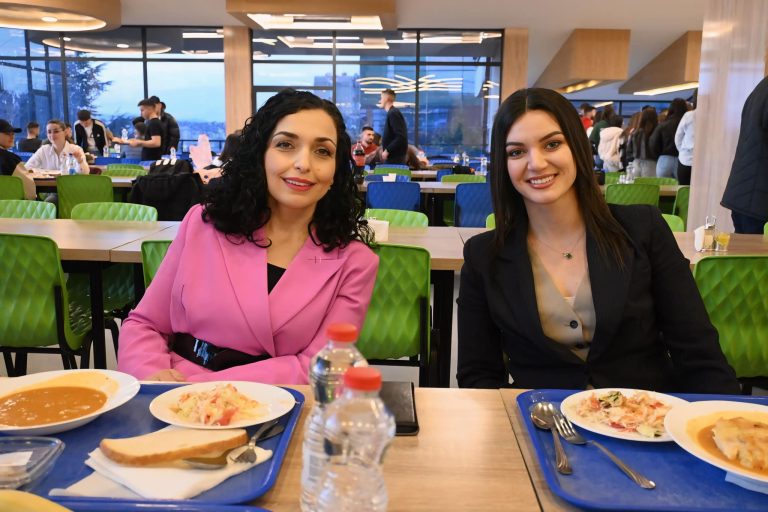 Osmani e Statovci shkojnë për iftar në mensën e studentëve