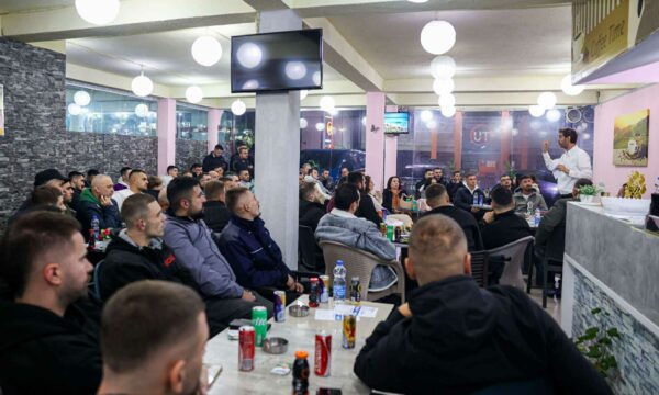 Uran Ismaili me të rinjtë e Kodrës së Trimave  Zbatimi i 5 Zgjidhjeve nis pas 12 tetorit 