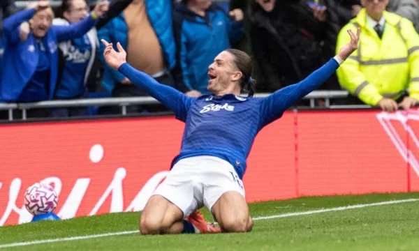 Grealish ia ofron çmimin e më të mirit të ndeshjes lojtarit kundërshtar 