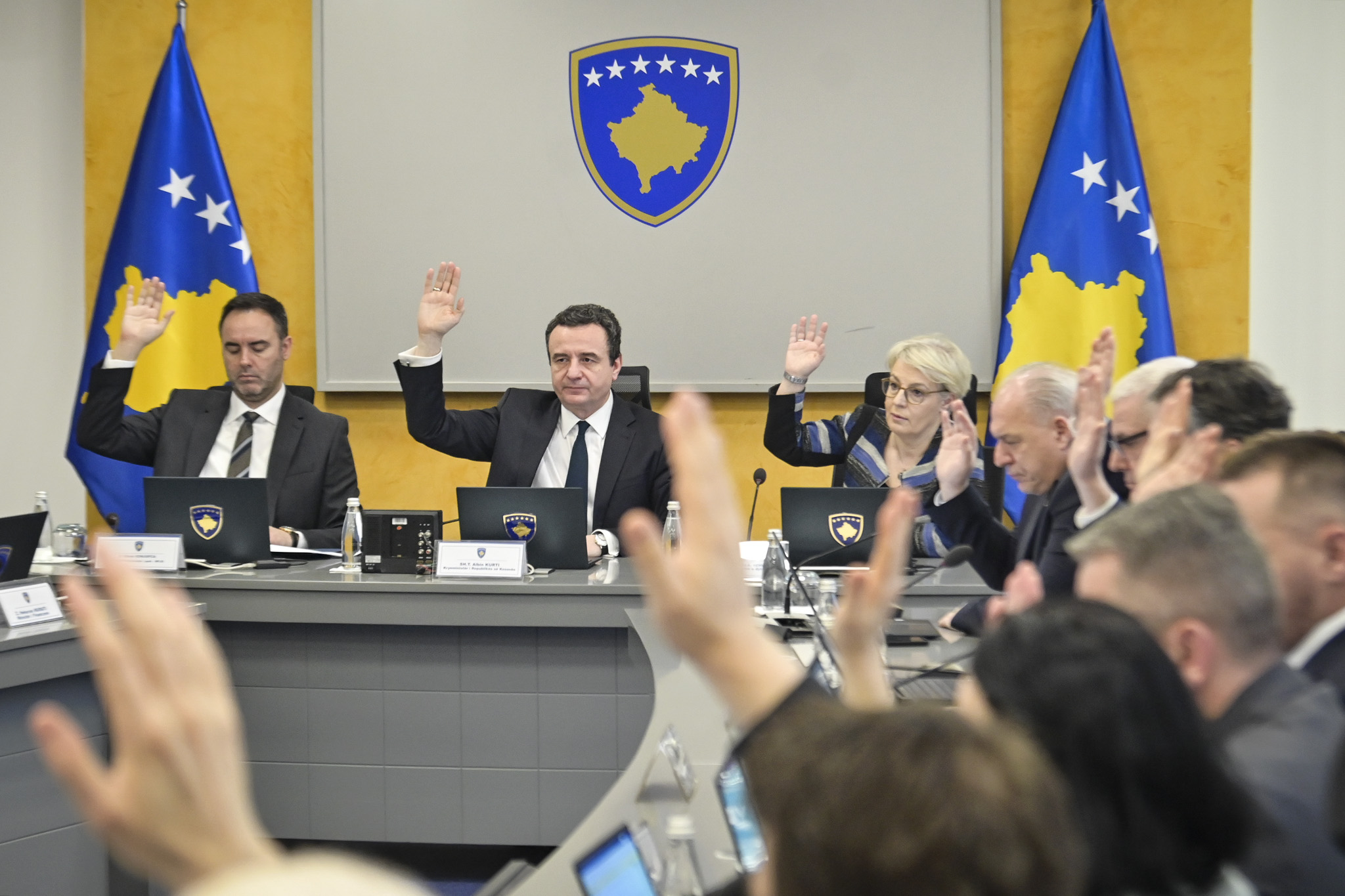 Qeveria mban mbledhje  mori tri vendime