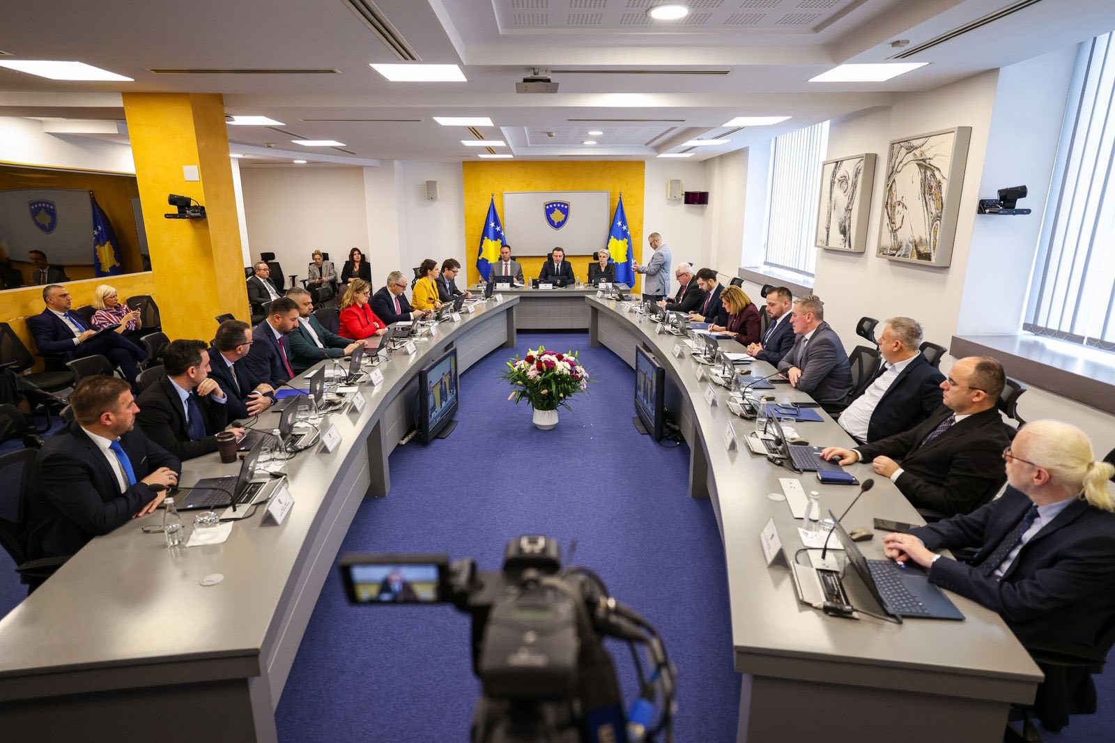 Qeveria mban mbledhje elektronike  ky është vendimi që mori