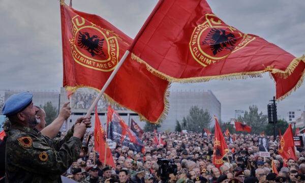 Ndërron ora e protestës pas caktimit të seancës  veteranët  UÇK na bashkon  shihemi në ora 9 00 para Kuvendit