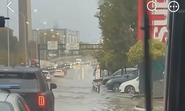 Shiu shkakton vërshime në rrugët e Prishtinës  te rruga e stacionit uji depërton edhe në autobus