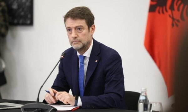  Flamuri serb do të valojë në Prizren    Shqipëria i përgjigjet ashpër Daçiqit  Kosova është realitet i pakthyeshëm