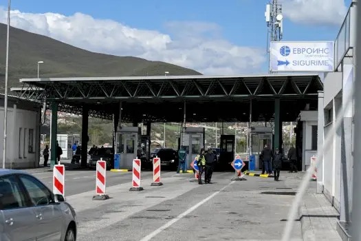 Kolona në pikat kufitare  deri në 90 minuta pritje në Jarinjë