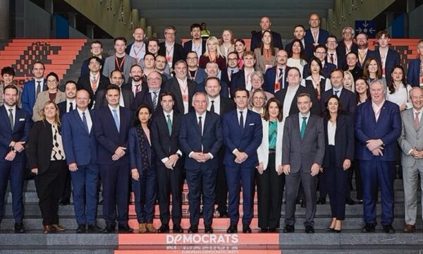 Demokratët Europianë  Po informohemi se Partia e Vuçiq mund të nis konfrontime pas rezultateve të para