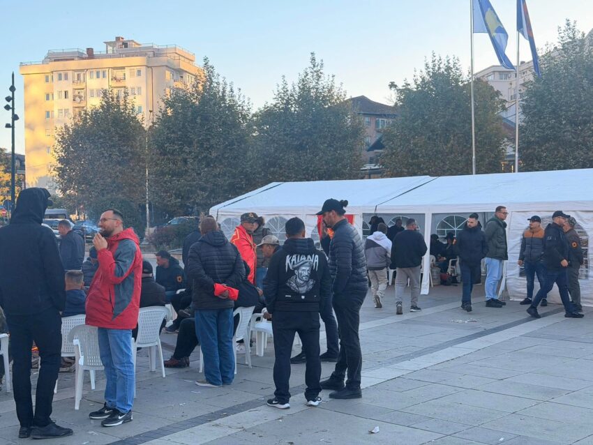 uck-na-bashkon-sot-protestohet-para-kuvendit-te-kosoves