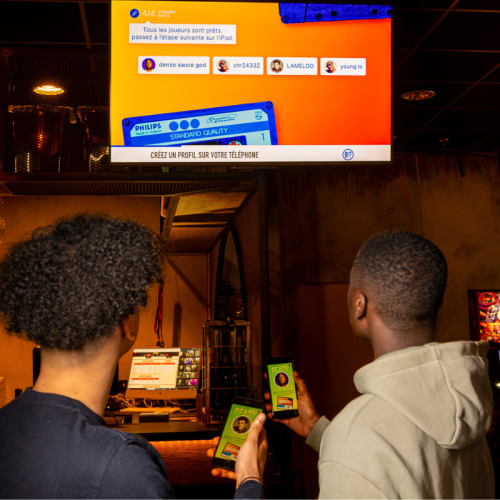 Des participants se rassemblent pour un jeu de blind test animé chez Prison Island, prêts à tester leurs connaissances musicales et à relever des défis auditifs passionnants.