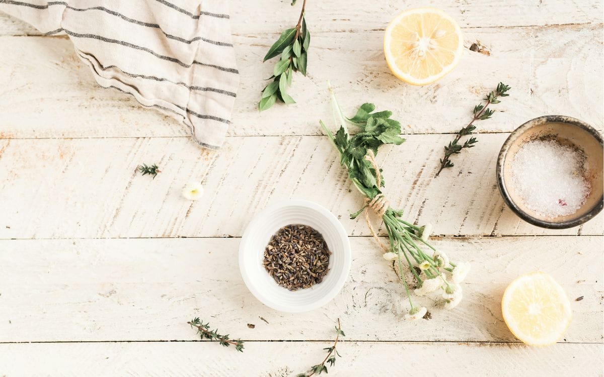Ett bord med naturliga ingredienser för hemmagjord rengöringsmedel vid hemstäd