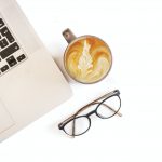 Laptop, Brille und Kaffee