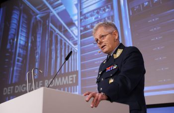 Sjef Etterrettningstjenesten Morten Haga Lunde fremlegger E-tjenestens åpne trusselvurdering i 2017. Foto: Torbjørn Kjosvold / Forsvaret.