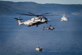 USMC CH-53 helikopter sammen med et Apache kamphelikopter, landgangsfartøy og støtteskip for amfibiske operasjoner, under NATO-øvelsen Trident Juncture i 2018. Foto: Ole-Sverre Haugli/Forsvaret.