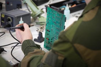 Cybertekniker-elever under termineringskurs på Jørstadmoen. Foto: Anette Ask / Forsvaret