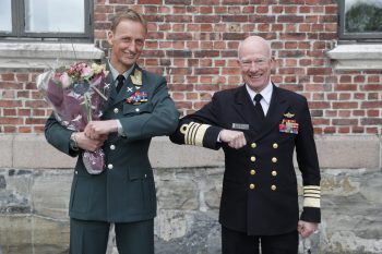 Forsvarssjef Admiral Haakon Bruun-Hanssen gratulerte den nye Forsvarssjefen, General Major Eirik Kristoffersen, 12. mai. Kristoffersen tar over i august 2020. Foto: Torbjørn Kjosvold / Forsvaret