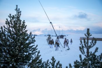 Soldater i Sambandstroppen på GSV øver på å sette opp en AMX. Foto: Joakim Salmelid/Forsvaret