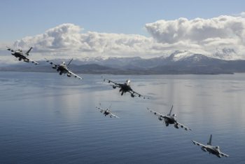 Formasjonsflyvning under Arctic Challenge Exercise 17, deltakende 6 norske F-16 og 2 svenske SAAB J-39 Gripen. Foto Forsvaret: Joni Malakamäki / Finnish Airforce