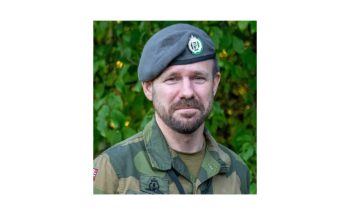 Emilie Enger Mehl (Sp) her på besøkt i Kirkenes i 2022. Statråden får nå kritikk for at regjeringen overlater til små lokalsamfunn i nord å håndtere nasjonale sikkerhetsspørsmål. (Foto: Forsvaret/NTB)