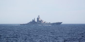 Den russiske nordflåtens flaggskip Petr Vilikiy utenfor norskekysten. Foto: Kystvakten / Forsvaret
