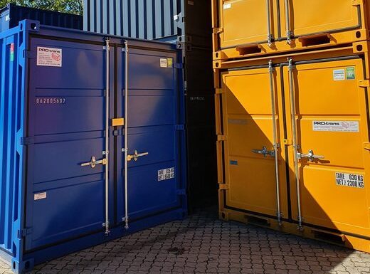 Container fra PRO-trans A/S Salg og leje af alle typer containere. På billedet ses lagercontainere stablet, både 8 fods og 10 fods containere. Lagercontainere er knap så modstandsdygtige som skibscontainere men tilgengæld er de billigere og lettere.