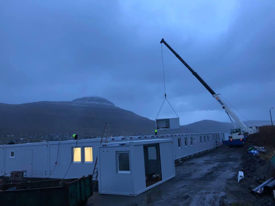 P/F MEST For vores kunde P/F MEST i Skala på Færøerne – leverede og opstillede vi i december 2018 – 44 stk. 20′ moduler til en beboelsescamp til 48 mand. Modulerne er isolerede og fæstnet til fundament, således at de er klar til det hårde klima som kan være der. Campen indeholder 48 værelser, toiletter og bad – samt 2 store opholdsrum til køkken og afslapningsområde.