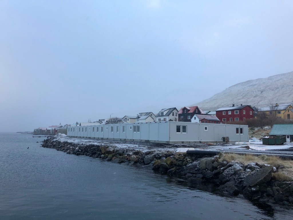 P/F MEST For vores kunde P/F MEST i Skala på Færøerne – leverede og opstillede vi i december 2018 – 44 stk. 20′ moduler til en beboelsescamp til 48 mand. Modulerne er isolerede og fæstnet til fundament, således at de er klar til det hårde klima som kan være der. Campen indeholder 48 værelser, toiletter og bad – samt 2 store opholdsrum til køkken og afslapningsområde.