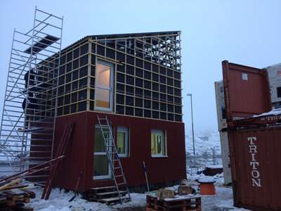 Royal Arctic Line Til Royal Arctic Line i Tasiilaq leverede vi kontorcontainere med kontorlokaler og toilet. Bygningen har lyse rum med vinduer og er isoleret til det kølige vejr. Kontorbygningen blev bygget i to plan, der har udsigt til havnefronten.