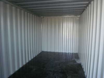 Container set indefra med træbund