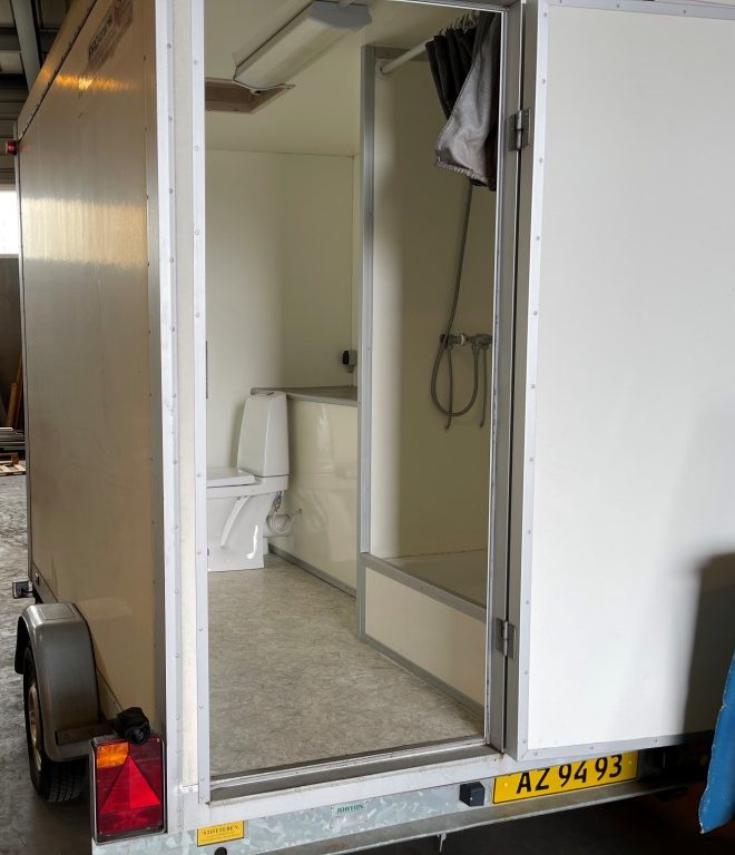 Badmobil: trailer med toilet og bad